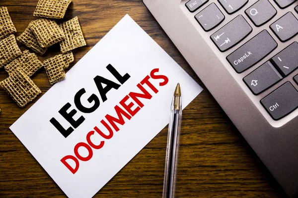 Χειρόγραφου κειμένου ανακοίνωση δείχνει νομικά έγγραφα. Επιχειρηματική ιδέα για σύμβαση έγγραφο γραμμένο σε χαρτί κολλώδη σημείωση στο ξύλινο φόντο δίπλα του πληκτρολογίου laptop — Φωτογραφία Αρχείου