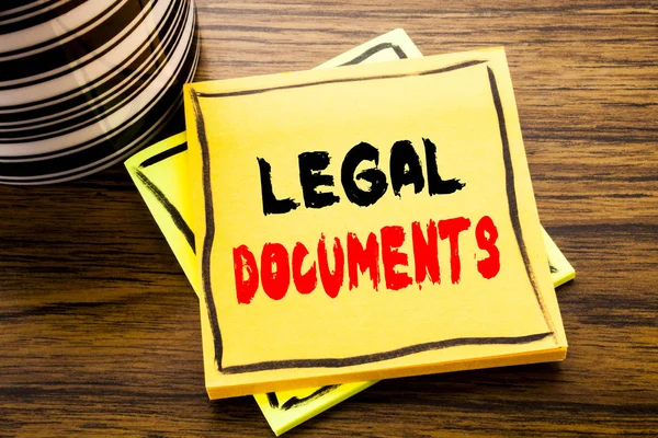 Χειρόγραφου κειμένου ανακοίνωση δείχνει νομικά έγγραφα. Επιχειρηματική ιδέα για σύμβαση έγγραφο γραμμένο σε χαρτί κολλώδη σημείωση στο ξύλινο ξύλο παρασκήνιο με φλιτζάνι καφέ — Φωτογραφία Αρχείου