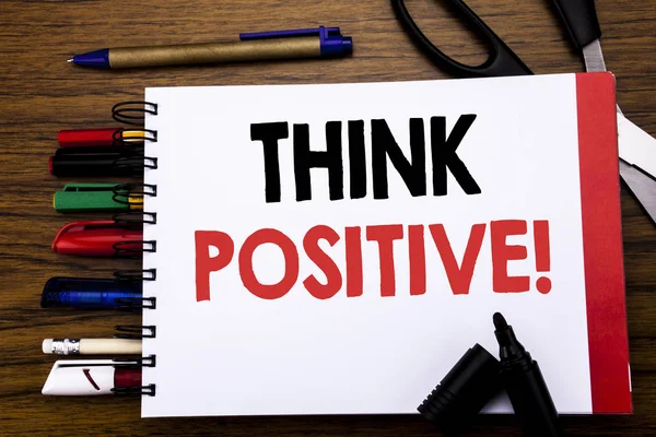 Texto manuscrito que muestra Think Positive. Concepto de negocio para actitud positiva Escrito en el cuaderno, fondo de madera con equipo de oficina como plumas tijeras marcador de colores — Foto de Stock