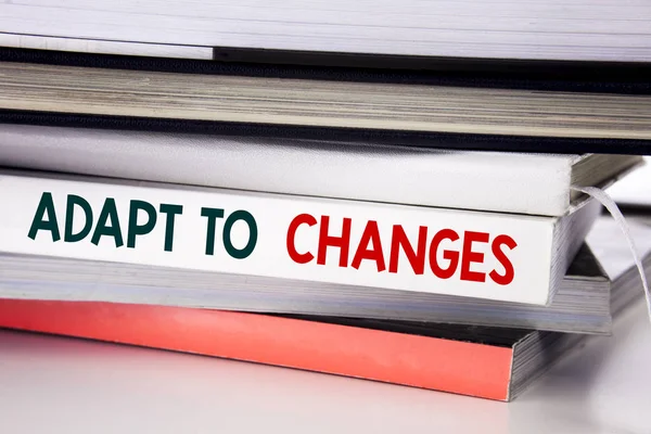 Woord, schrijven aan te passen aan veranderingen. Businessconcept voor aanpassing nieuwe toekomst geschreven op het boek op de witte achtergrond. — Stockfoto