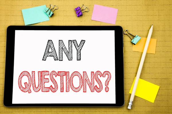 Λέξη, γραπτώς οποιεσδήποτε ερωτήσεις. Επιχειρηματική ιδέα για απάντηση να βοηθήσει ερώτηση γραμμένο σε φορητό υπολογιστή tablet, ξύλινο υπόβαθρο με κολλώδη σημείωση και στυλό — Φωτογραφία Αρχείου