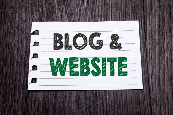 単語、ウェブサイトのブログを書きます。暗い背景の木に付箋紙に書かれた社会的なブログ ウェブのビジネス コンセプトです。黒と緑. — ストック写真