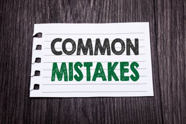 Word, Common Mistakes yazma. Ortak koyu ahşap arka plan yapışkan not kağıdına yazılı kavram için iş kavramı. Siyah ve yeşil.