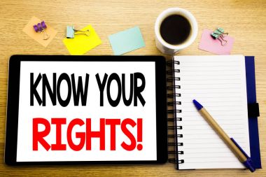 Word, kişisel hakları biliyorum yazma. Adalet eğitim yazılı tablet laptop, yapışkan not, kahve ve kalem ile ahşap arka plan için iş kavramı