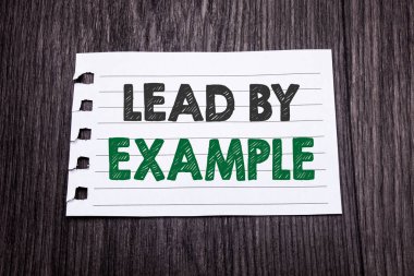 Word, örnekle kurşun yazma. İş kavramı motivasyon koyu ahşap arka plan yapışkan not kağıdına yazılı ilham için. Siyah ve yeşil.