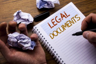Word, yasal belgeleri yazdırma. Kavramı için sözleşme belge defter not defteri bir not kağıdına katlanmış kağıt anlam düşünce fikir için ile ahşap arka plan üzerinde yazılı. Adam el ve marker.