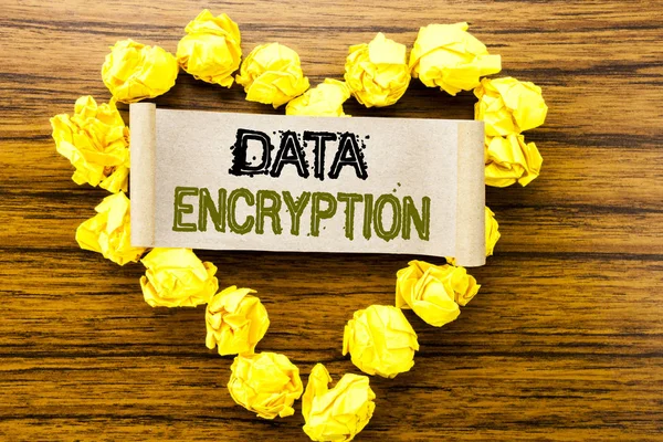 Word、データの暗号化を書きます。暗い背景の木に付箋紙に書かれた情報セキュリティのビジネス コンセプトです。黄色の折り畳まれた紙の心の意味愛とあこがれ. — ストック写真
