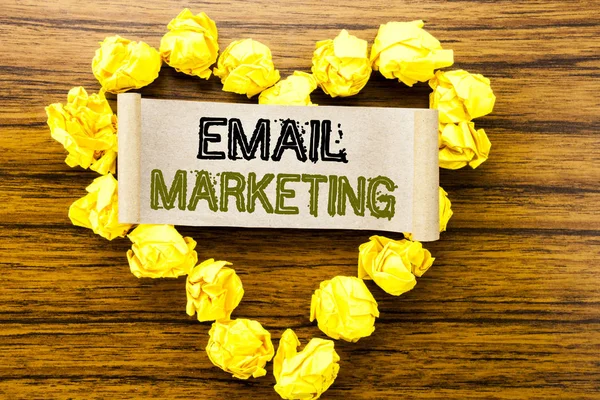 Palabra, escribiendo Email Marketing. Concepto de negocio para Online Web Promotion escrito en papel adhesivo sobre el fondo de madera oscura. Con corazón de papel doblado amarillo que significa amor o adoración . — Foto de Stock