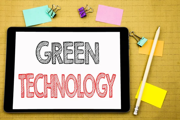 Слова, написание зеленых технологий. Бизнес-концепция кампании, Написано на планшете ноутбука, деревянный фон с липкой нотой и ручкой — стоковое фото