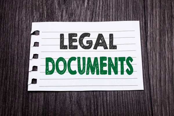 Λέξη, γράφοντας νομικά έγγραφα. Επιχειρηματική ιδέα για σύμβαση έγγραφο γραμμένο σε χαρτί κολλώδη σημείωση για το σκοτεινό φόντο ξύλινη. Μαύρο και πράσινο. — Φωτογραφία Αρχείου