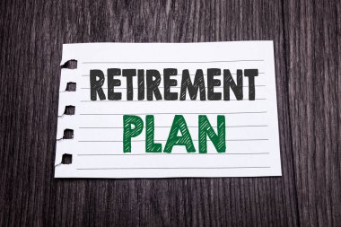 Word, emeklilik planı yazma. İş kavramı emeklilik finansman yapışkan not kağıdına koyu ahşap arka plan üzerinde yazılı. Siyah ve yeşil.