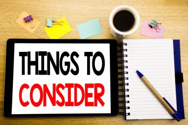 Word, yazma için şeyleri göz önünde bulundurun. İş bilgi yazılı tablet laptop, yapışkan not, kahve ve kalem ile ahşap arka plan için iş kavramı