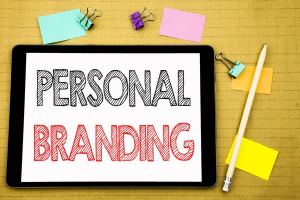 Palabra, escribiendo Personal Branding. Concepto de negocio para Brand Building Escrito en tablet laptop, fondo de madera con nota adhesiva y bolígrafo — Foto de Stock