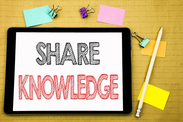 Λέξη, γράφοντας μοιραστείτε τη γνώση. Επιχειρηματική ιδέα για εκπαίδευση ανταλλαγή γραμμένο σε φορητό υπολογιστή tablet, ξύλινο υπόβαθρο με κολλώδη σημείωση και στυλό — Φωτογραφία Αρχείου