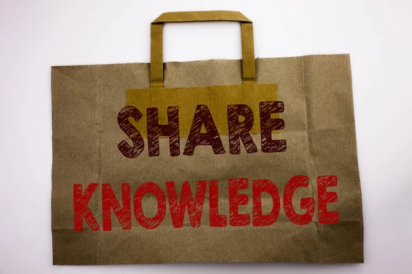 Λέξη, γράφοντας μοιραστείτε τη γνώση. Επιχειρηματική ιδέα για εκπαίδευση ανταλλαγή γραμμένο σε τσάντα για ψώνια, λευκό απομονωμένη φόντο. — Φωτογραφία Αρχείου