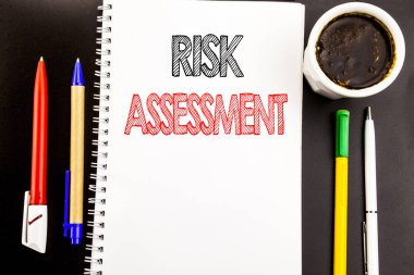 Risk değerlendirmesi gösterilen metin yazma. Not defteri Not kağıt arka plan boşluk ofis Oda kalem marker kahve ile üzerinde analiz Emanet tehlikeyi yazılı için iş kavramı