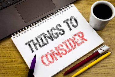 Şeyler düşünün gösterilen metin yazma. İş kavramı iş defter kitap dizüstü bilgisayar ile ofiste ahşap zemin üzerine yazılı bilgi için