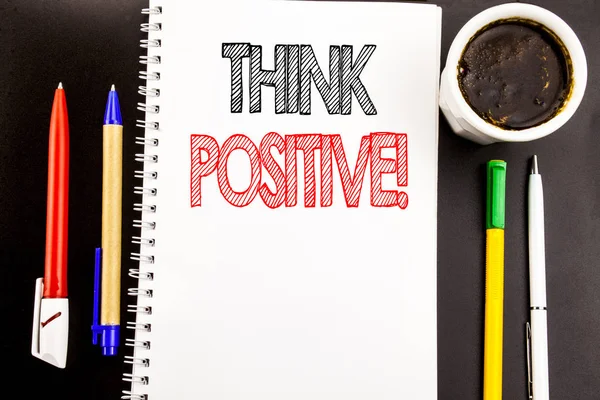 Escrever texto mostrando Think Positive. Conceito de negócio para Positividade Atitude Escrito no bloco de notas papel de fundo com vista de escritório do espaço com lápis marcador de café — Fotografia de Stock