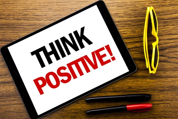 Escrever texto mostrando Think Positive. Conceito de negócio para Atitude Positividade Escrito em tablet laptop, fundo de madeira com óculos amarelos de férias e caneta marcador . — Fotografia de Stock