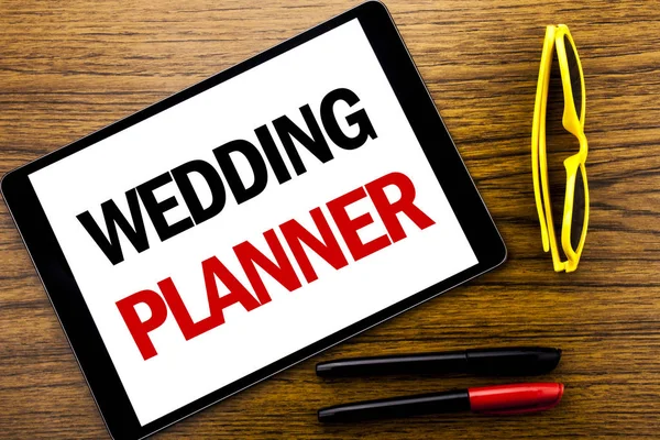 写显示婚礼策划者的文字。在平板电脑上写的婚姻准备的商业概念, 木背景与假期黄色眼镜和标记笔. — 图库照片