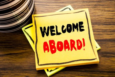 Gemiye hoş geldiniz gösteren el yazısı duyuru metin. İş kavramı katılmak ahşap tahta arka plan ile kahve fincanı yapışkan not kağıdına yazılı üye tebrik için