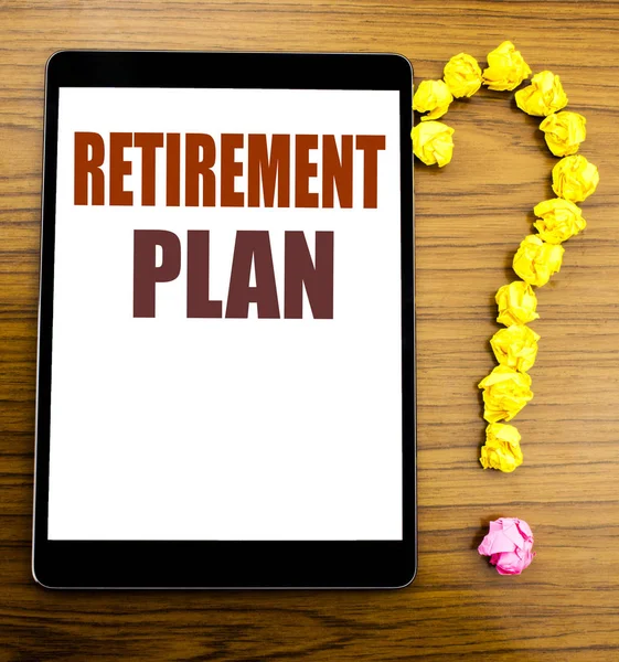 Текст оголошення, що показує план виходу на пенсію. Концепція бізнесу для пенсійного фінансування Написано на планшеті з дерев'яним фоном в офісному столі . — стокове фото