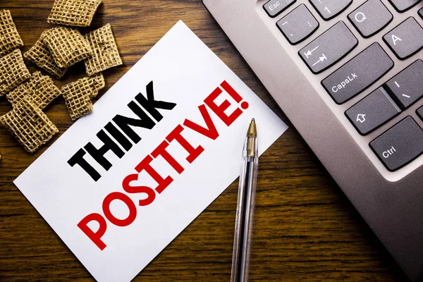 Escrita à mão Texto de anúncio mostrando Think Positive. Conceito de negócio para Atitude Positiva escrito em papel de nota pegajosa no fundo de madeira ao lado do teclado do laptop — Fotografia de Stock