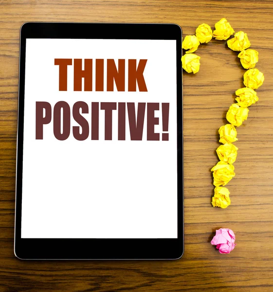 Escrita à mão Texto de anúncio mostrando Think Positive. Conceito de negócio para atitude positiva Escrito em tablet com fundo de madeira na mesa de escritório . — Fotografia de Stock