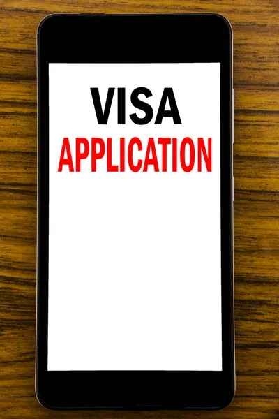 Scrittura a mano Testo di annuncio che mostra la domanda di visto. Business concept per Passaporto Applicare Scritto su cellulare con sfondo in legno con spazio sul tavolo — Foto Stock