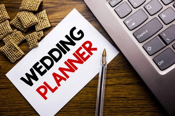 Handschriftlicher Ankündigungstext, der Hochzeitsplaner zeigt. Geschäftskonzept für die Ehevorbereitung auf Klebepapier auf dem hölzernen Hintergrund neben der Laptop-Tastatur geschrieben — Stockfoto
