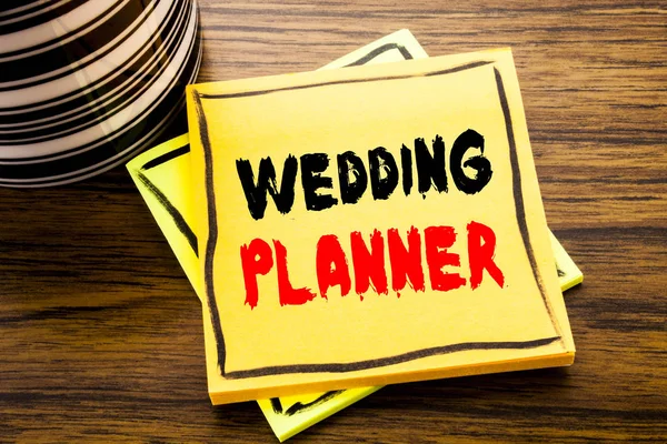 Testo di annuncio calligrafia che mostra Wedding Planner. Business concept per la preparazione del matrimonio scritto su carta appiccicosa sullo sfondo in legno con tazza di caffè — Foto Stock