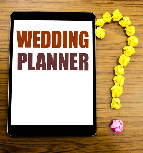 手写公告文本, 显示婚礼策划者。在办公桌上有木制背景的平板电脑上写结婚准备的商业概念. — 图库照片