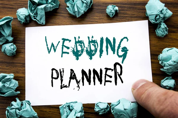 Testo di annuncio calligrafia che mostra Wedding Planner. Business concept per la preparazione del matrimonio Scritto su carta da lettera adesiva, sfondo in legno con carta gialla piegata che significa pensare — Foto Stock