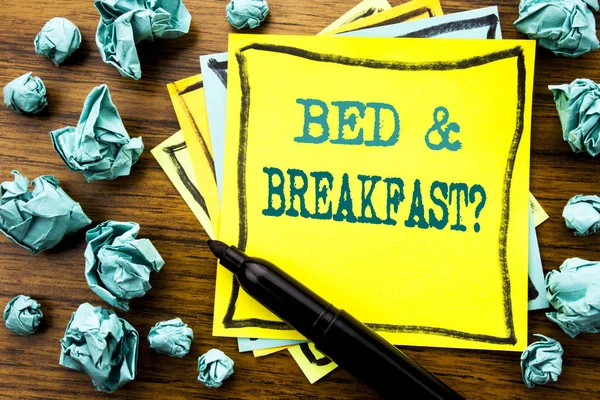 Pokaż Bed Breakfast odręczne notatki. Koncepcja biznesowa dla wakacje podróż podróży napisane na karteczkę papieru, drewniane tła z markerem składany żółty papier znaczenie myślenia — Zdjęcie stockowe