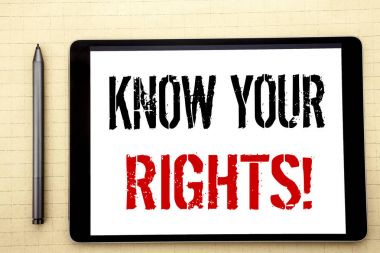 Biliyorum Sayın hakları gösteren el yazısı metin. Adalet eğitim yazılı için kalem marker ile ofis alanı görünümünde tablet bilgisayar ekranında, beyaz arka planı üzerinde yazılı iş kavramı