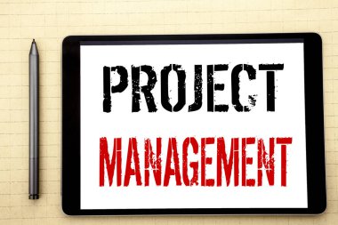 Proje Yönetimi gösteren el yazısı metin. Strateji planı gol yazılı için ofis alanı görünümünde tablet bilgisayar ekranında, beyaz arka planı üzerinde kalem marker ile yazma iş kavramı