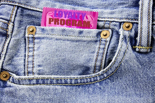 Текст, що показує програму лояльності вручну. Бізнес-концепція написання концепції маркетингу Написано на пачці презервативів у маленькій кишені в джинсах штанів . — стокове фото