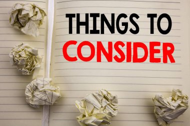 El yazısı metnini gösterilen şeyler düşünün. Yazmak için iş bilgi yazılı not defteri Not kağıt üzerinde beyaz arka plan boşluk ve office görünümü ile iş kavramı.