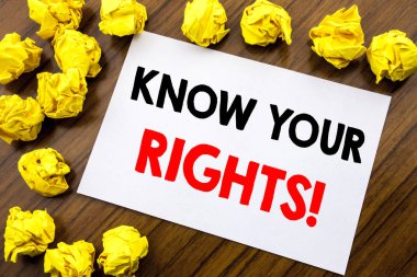 Kelime biliyorum Sayın hakları gösteren el yazısı metin. Yapışkan not kağıdı, katlanmış sarı kağıt ile alan office manzaralı ahşap arka plan üzerinde adalet eğitim yazılı yazılı iş kavramı