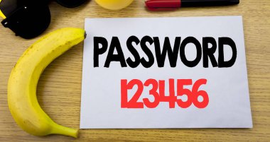 Şifre 123456. İş kavramı için güvenlik Internet üzerinde yapışkan not boş kağıt, ahşap arka plan kopya alanı, güneş gözlüğü ve muz ile yazılı