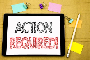 Word, eylem gerekli yazma. Hemen acil yazılı tablet laptop, yapışkan not ve kalem ile ahşap arka plan için iş kavramı