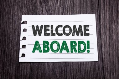 Word, gemiye hoş geldiniz yazma. İş kavramı katılmak koyu ahşap arka plan yapışkan not kağıdına yazılı üye tebrik için. Siyah ve yeşil.