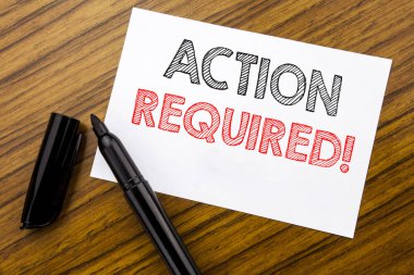 Gereken eylem gösterilen metin yazma. İş kavramı hemen acil ahşap arka plan üzerinde yapışkan not kağıdı kalemi ile yazılı için işaretleyici