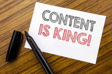 İçerik kral olduğunu gösteren metin yazma. İş kavramı için Online Internet kalemle, yapışkan not kağıdı ahşap arka plan üzerinde yazılı veri işaretleyici