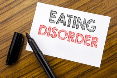 Yeme bozukluğu gösteren metin yazma. İş kavramı tıbbi ahşap arka plan üzerinde yapışkan not kağıdı kalemi ile yazılı sorunun işaretçisi