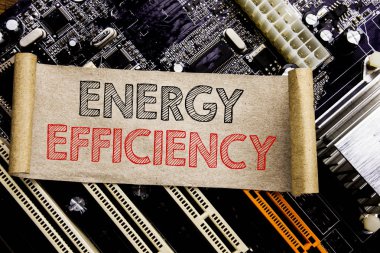 Enerji verimliliği gösterilen metin yazma. Yapışkan Not, bilgisayarın ana kartı arka plan üzerinde elektrik ekoloji yazılı için iş kavramı.