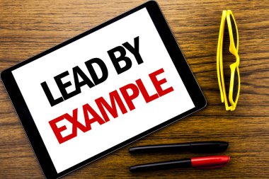 Kurşun tarafından örnek gösterilen metin yazma. İş kavramı motivasyon ilham yazılı tablet laptop, tatil sarı gözlük ve marker kalem ile ahşap arka plan için.