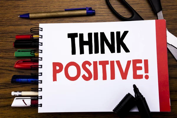 Testo scritto a mano che mostra Think Positive. Business concept per atteggiamento positivo Scritto su taccuino, sfondo in legno con attrezzature da ufficio come penne forbici pennarello colorato — Foto Stock