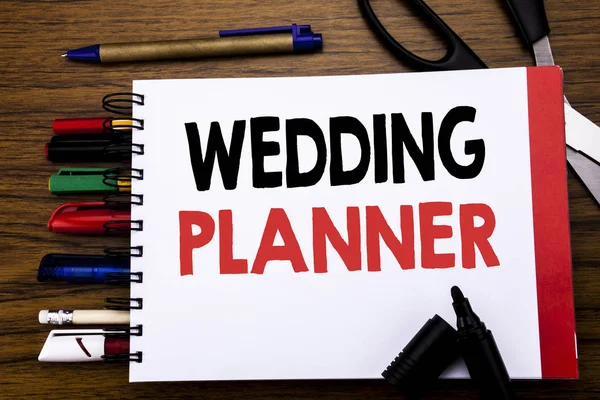 Texto manuscrito que muestra Wedding Planner. Concepto de negocio para la preparación del matrimonio Escrito en el cuaderno, fondo de madera con equipo de oficina como bolígrafos tijeras marcador de colores —  Fotos de Stock