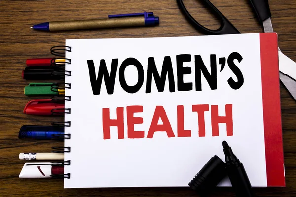 Kadın sağlığı gösteren el yazısı metin. Kadın kutlama yazılı üstünde defter, kalem gibi Ofis donanımı ile ahşap arka plan için iş konsepti renkli marker makas  